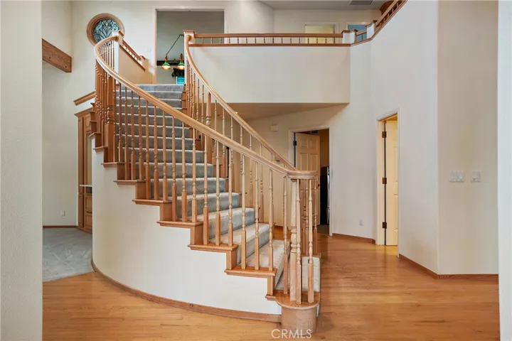 Curved wide stairway