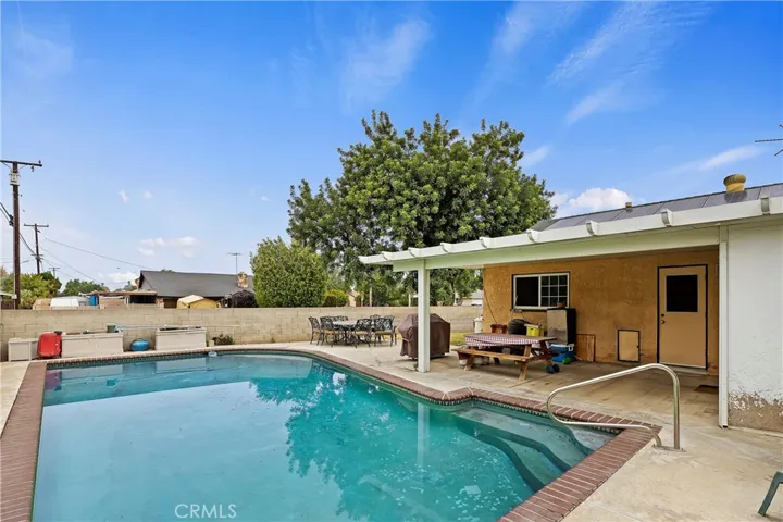 Pool & Covered Patio