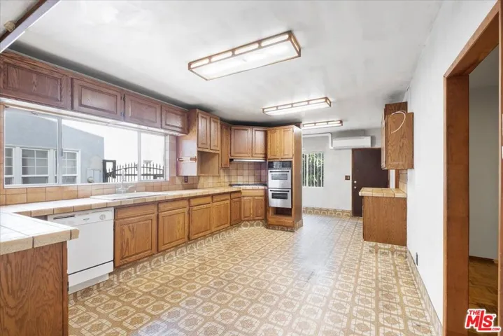 956 Westchester Place, Los Angeles, California 90019