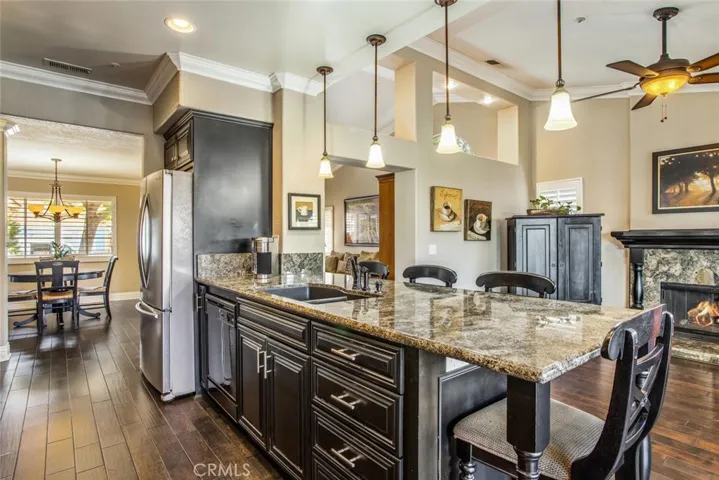 kitchen island open to diningroom and familyroom