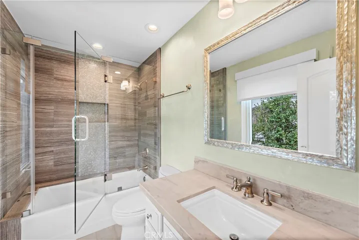 Upstairs En-Suite Secondary Bath