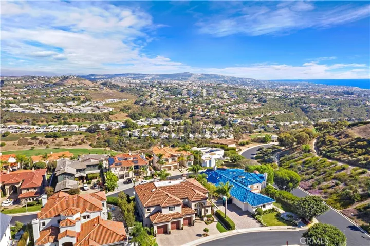 Cul-de-sac Street - Hills and Ocean Views