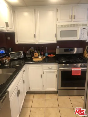 18421 Collins Street A, Tarzana, California 91356