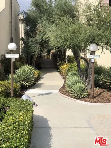 18421 Collins Street A, Tarzana, California 91356