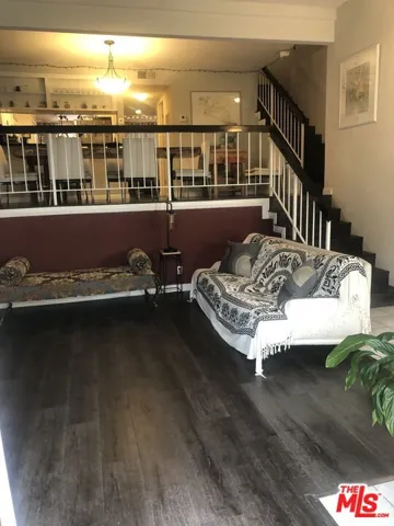 18421 Collins Street A, Tarzana, California 91356