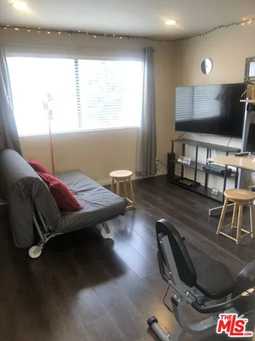 18421 Collins Street A, Tarzana, California 91356