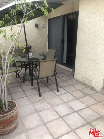 18421 Collins Street A, Tarzana, California 91356