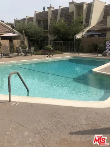18421 Collins Street A, Tarzana, California 91356