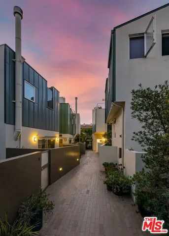 938 Lincoln Boulevard 5, Santa Monica, California 90403
