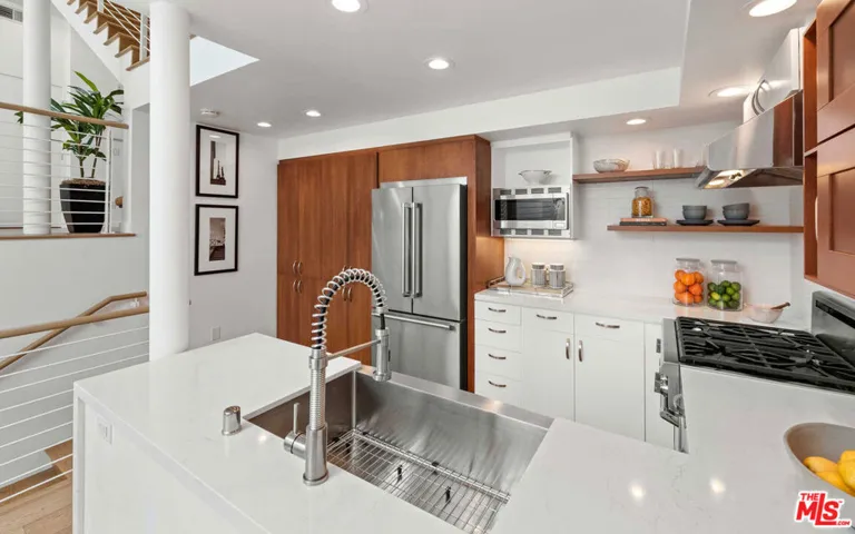 938 Lincoln Boulevard 5, Santa Monica, California 90403