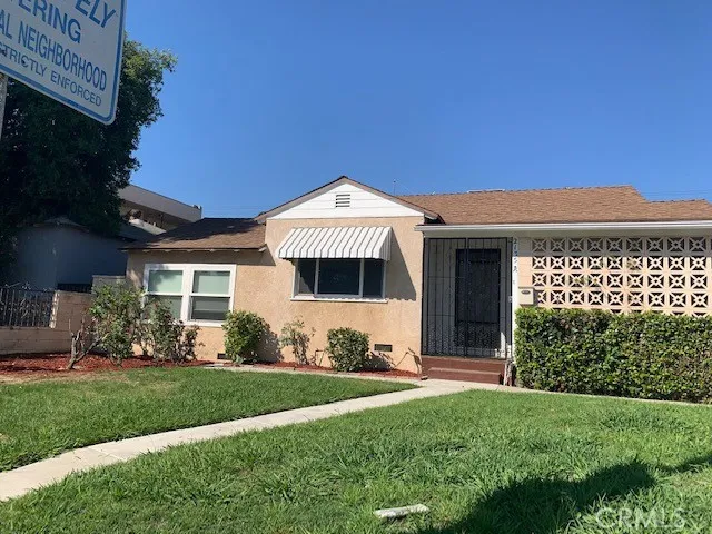 Front View of 2135 No. Lincoln -