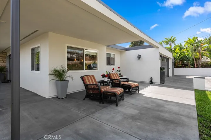 This corner of the house is the dining room, then to right is kitchen and garage. To the left is walkway to front door.