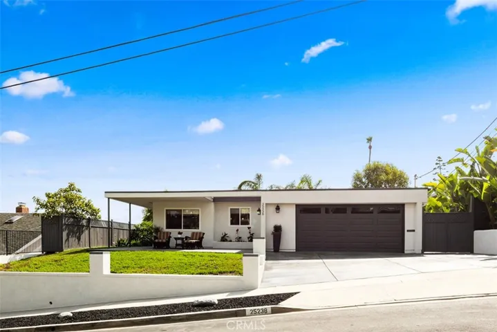 Mid-Century Modern Beauty! A mile to Doheny Beach and Dana Point Harbor for fun, sun and surf! Great restaurants, shopping, surfing and sailing lessons, whale watching, and so much more! Come live your best outdoor beach life!