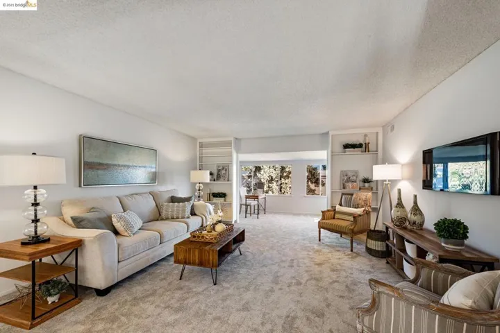 Beautiful upper quiet unit 2 bd/1 ba