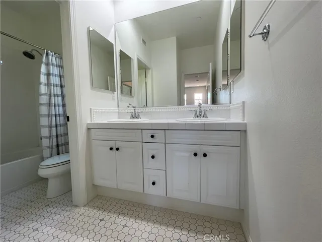 Upstairs Hall Full Bath