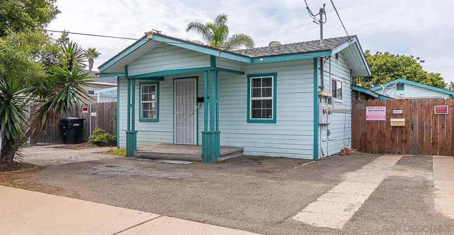 Leave your car parked in any of the 4 spaces and enjoy Old Town boutiques, dining, coffee, museums, parks... the list goes on and on. Tantum parking in front of the home. Could even fit an RV, Work Truck, Boat, etc.  Off Street Parking.