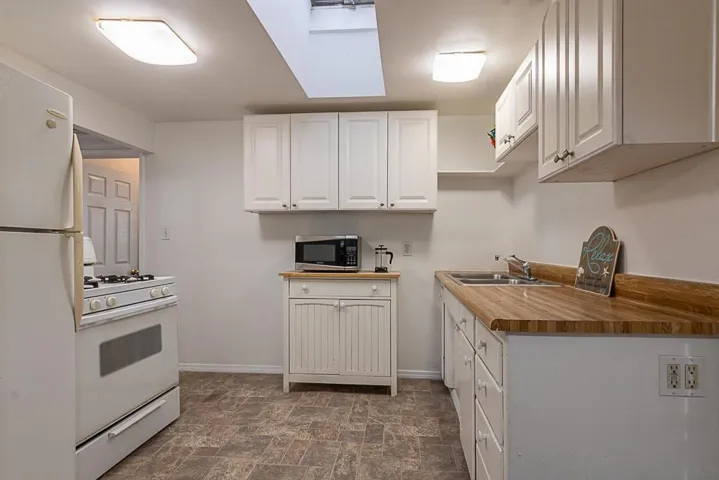 11x9 full size kitchen waiting for you to make your favorite dish and serve it in your patio for al fresco dining.