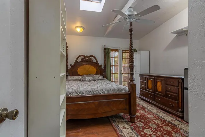 spacious 15x11 - 3rd bedroom with own entrance and bath