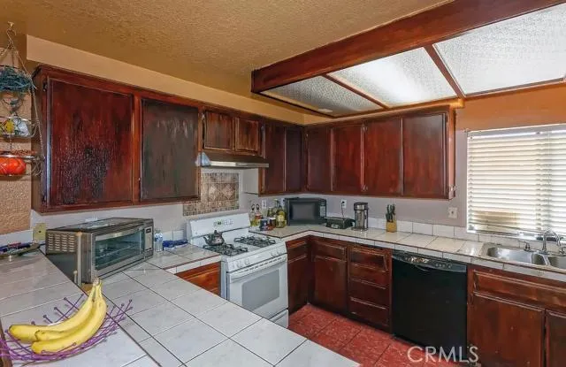 16246 Tokay Street, Victorville, California 92395