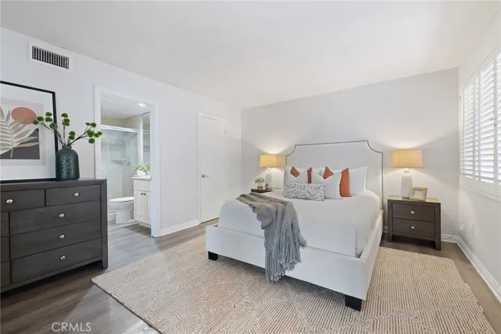 Ground level master suite w/ walk-in closet