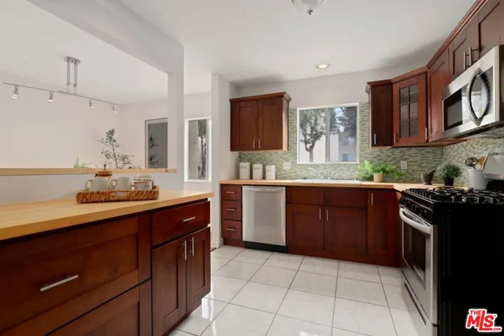 4927 Indian Wood Road 370, Culver City, California 90230
