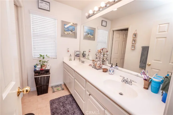 Upstairs full bath