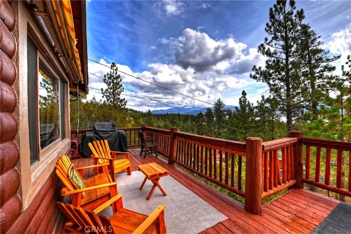 Lake and soaring Mountain Views!