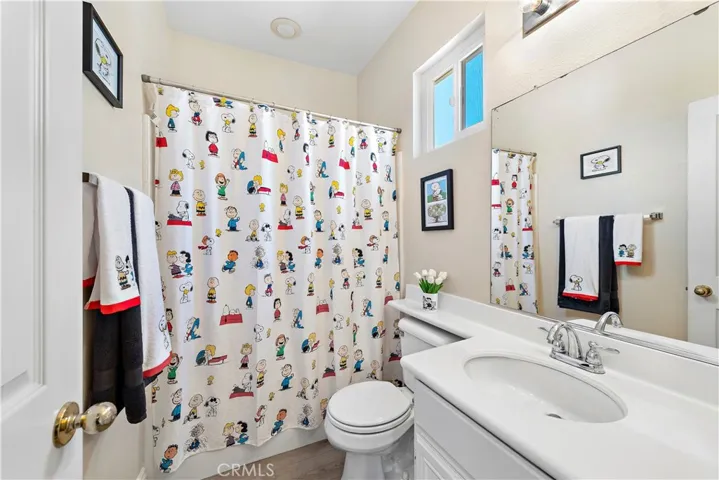 Adorable secondary bathroom
