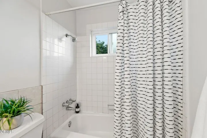 Bathroom with tub 8436 Newtown
