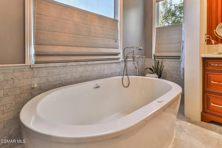 oMain Bedroom Suite9