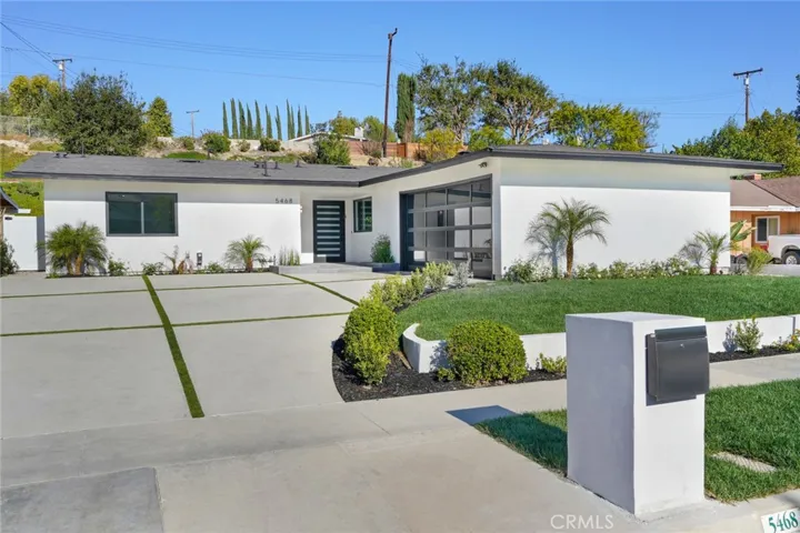Ultra Modern Lines W/Smooth Stucco