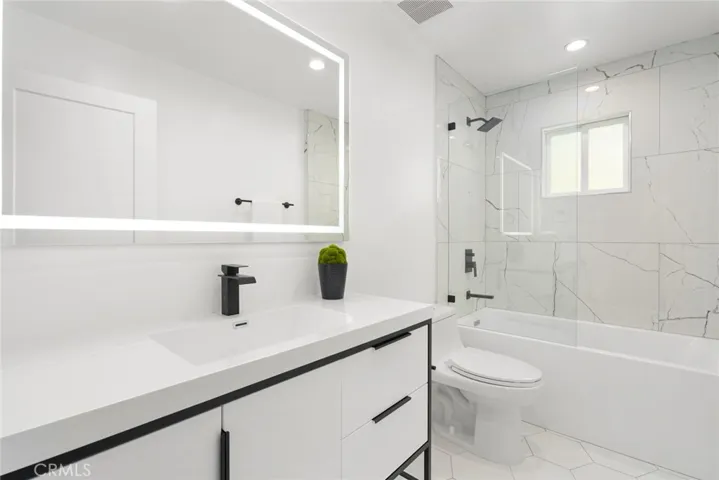 Ensuite #2 w/ Tub, LED lights & low profile outfit