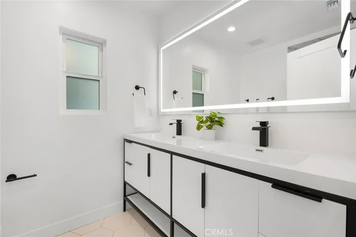 Ensuite 1 w/LED lights & low profile vanity