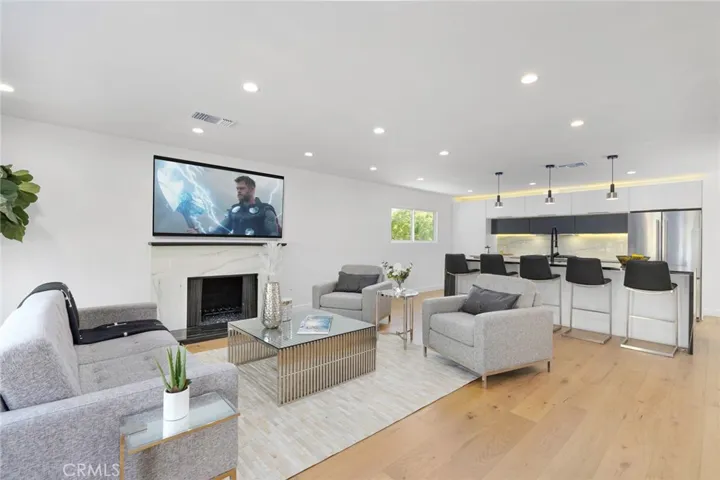 Open Flow Living Rm transition to Kitchen