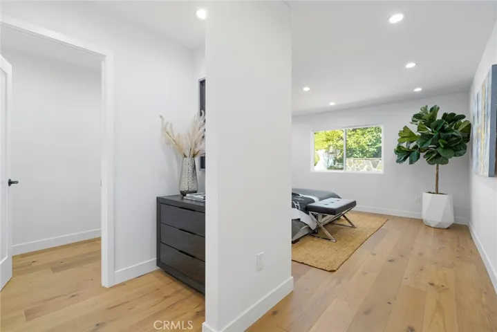 Walk-in Closets w/Shoe/Accessory Valet