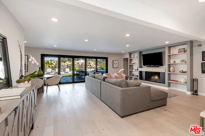 15517 Briarwood Drive, Sherman Oaks, California 91403