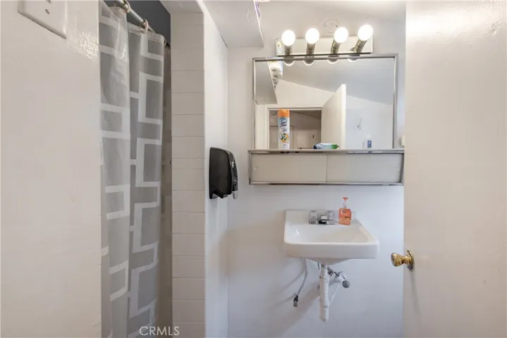 11630 Victory, North Hollywood, California 91606