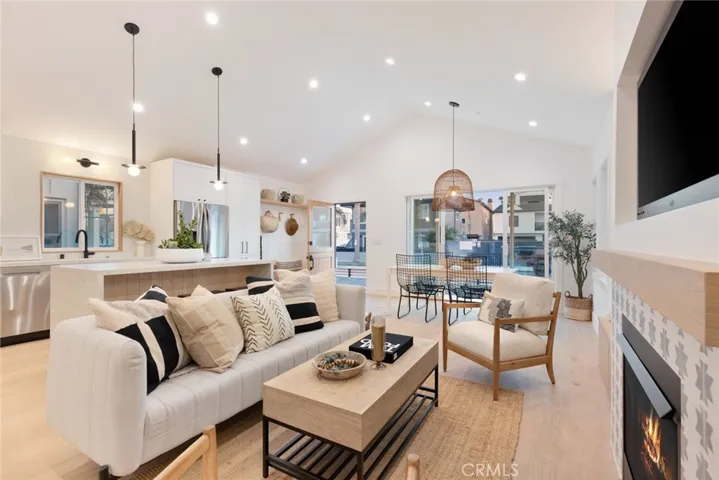 122 E Bay Avenue, Newport Beach, California 92661