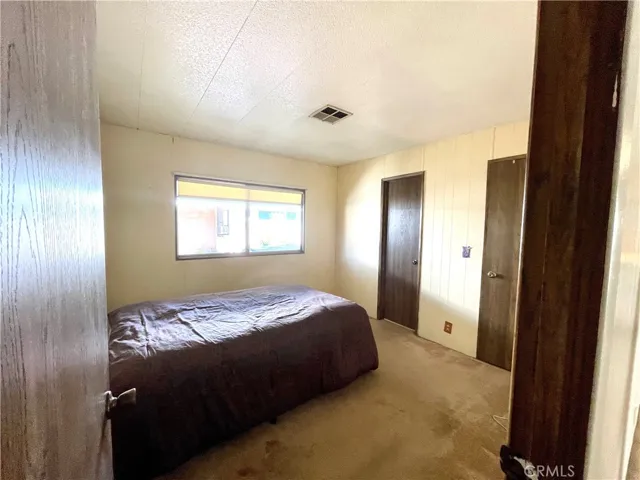 2nd bedroom w queen size bed