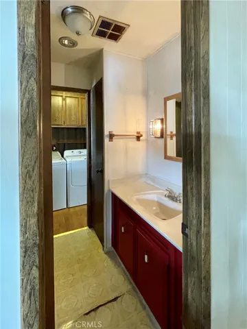 2nd bathroom (opens to hallway and bedroom)