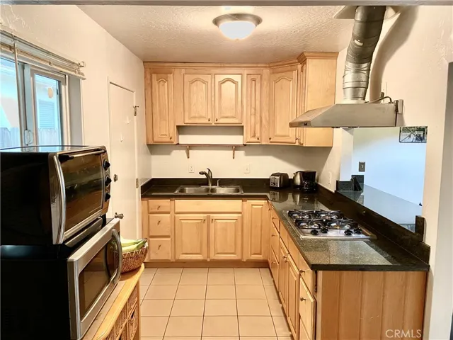 Remodeled kitchen w/ granite counter tops, dual sinks and gas stove top