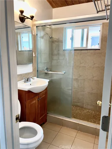 Remodeled bathroom w/ tile surrounds