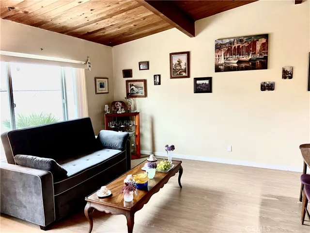 Charming, light and spacious living room area