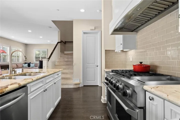 6 Burner range with griddle. On-trend subway tile accents