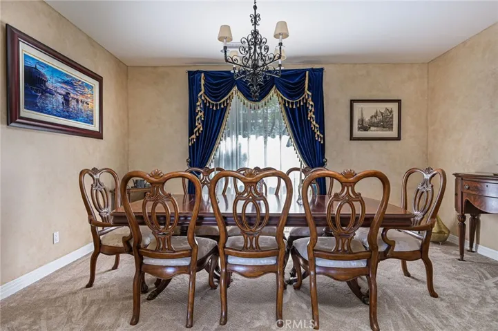Separate formal dining room
