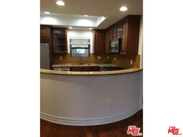 12104 Hoffman Street 402, Studio City, California 91604