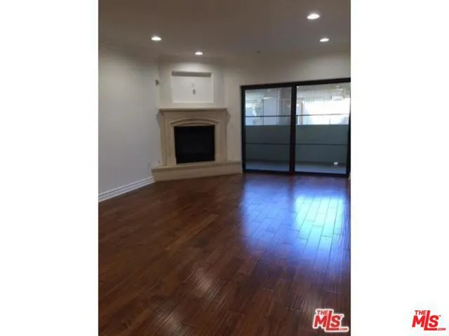12104 Hoffman Street 402, Studio City, California 91604