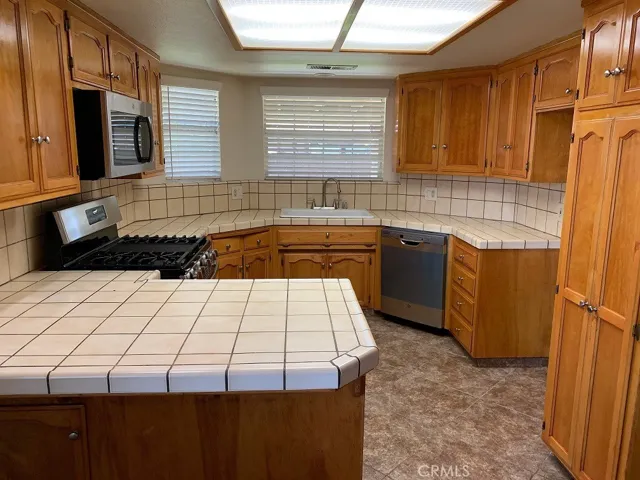 702 N Quince Avenue, Exeter, California 93221