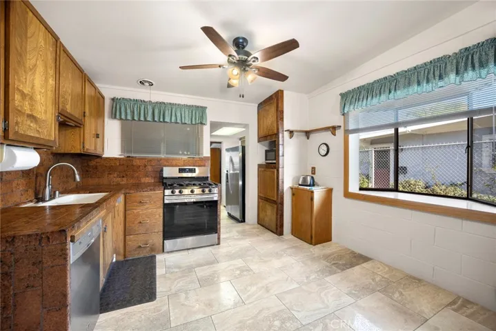 Kitchen w/Garden Window