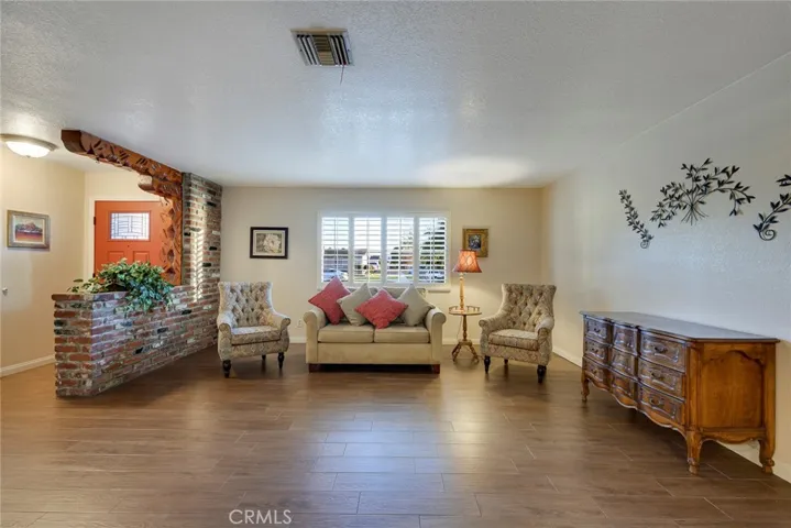Entry/Living Room